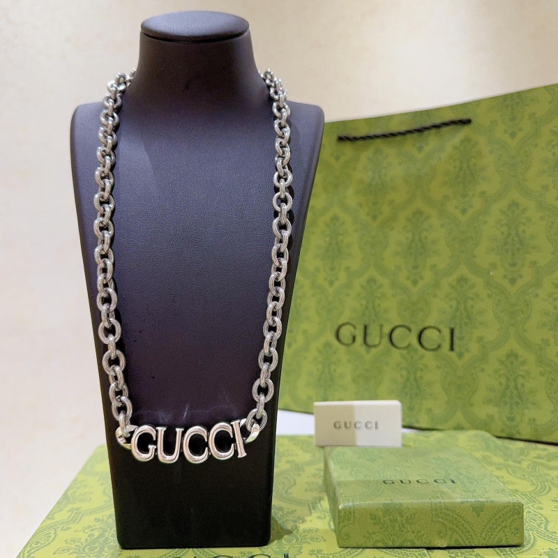 G*u*i necklaces